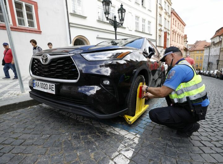 Parkování, nasazování botiček v Nerudově ulici, radní pro dopravu Vojtěch Ryvola, ukrajinské auto



FOTO: CNC / JIŘÍ KOŤÁTKO